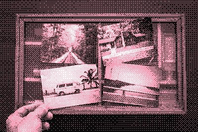 Mains feuilletant de vieilles photographies