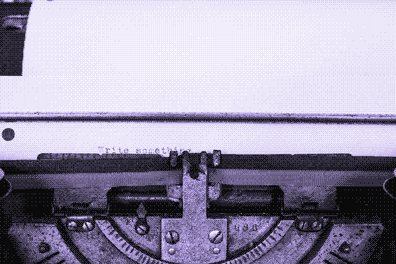 Machine à écrire et papier